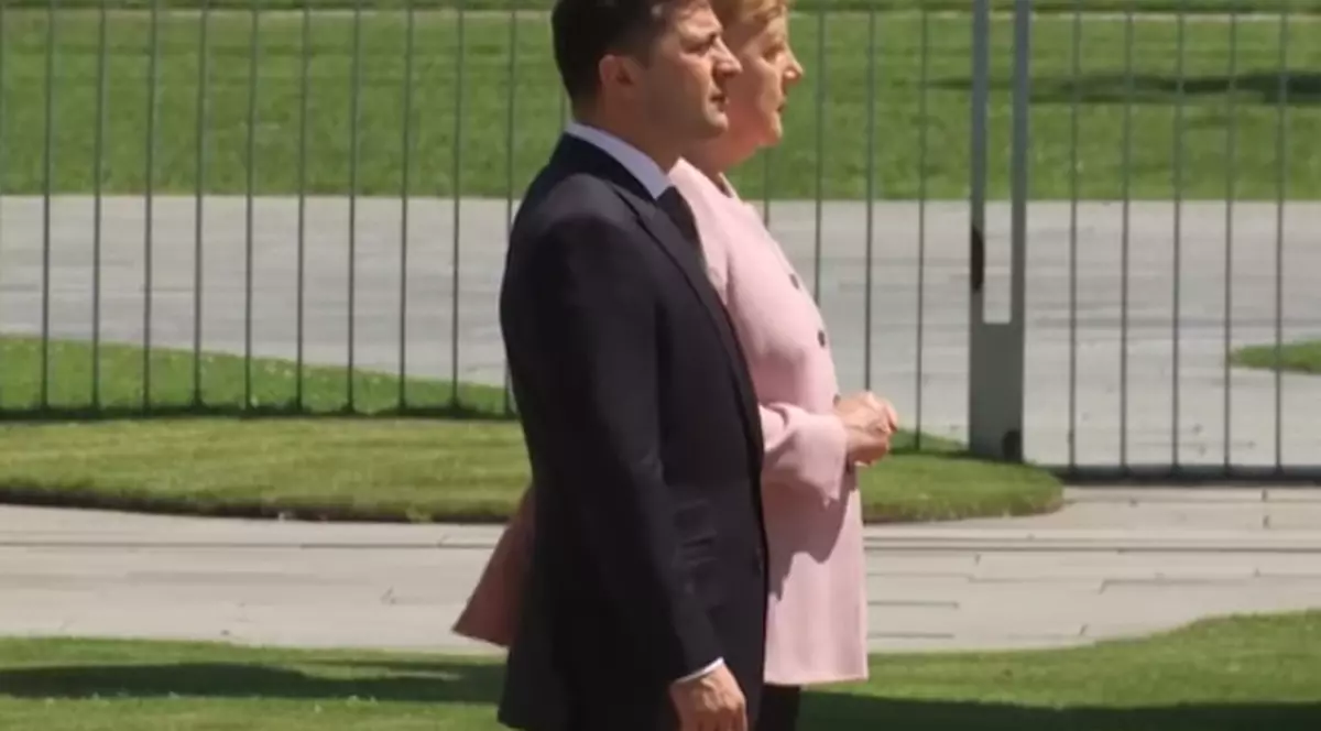 Angela Merkel a tremurat incontrolabil în timpul unei ceremonii