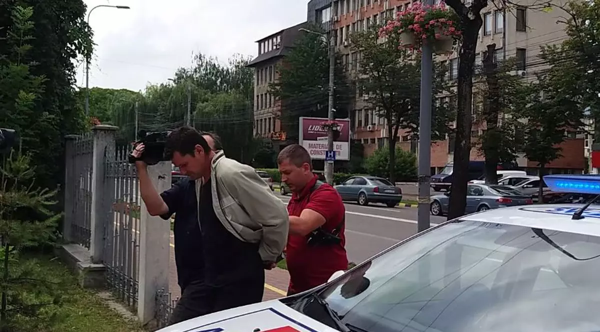Un bărbat a aruncat cu pietre într-un tren, în Moldovița, apoi s-a ascuns în munți. După câte zile a fost prins