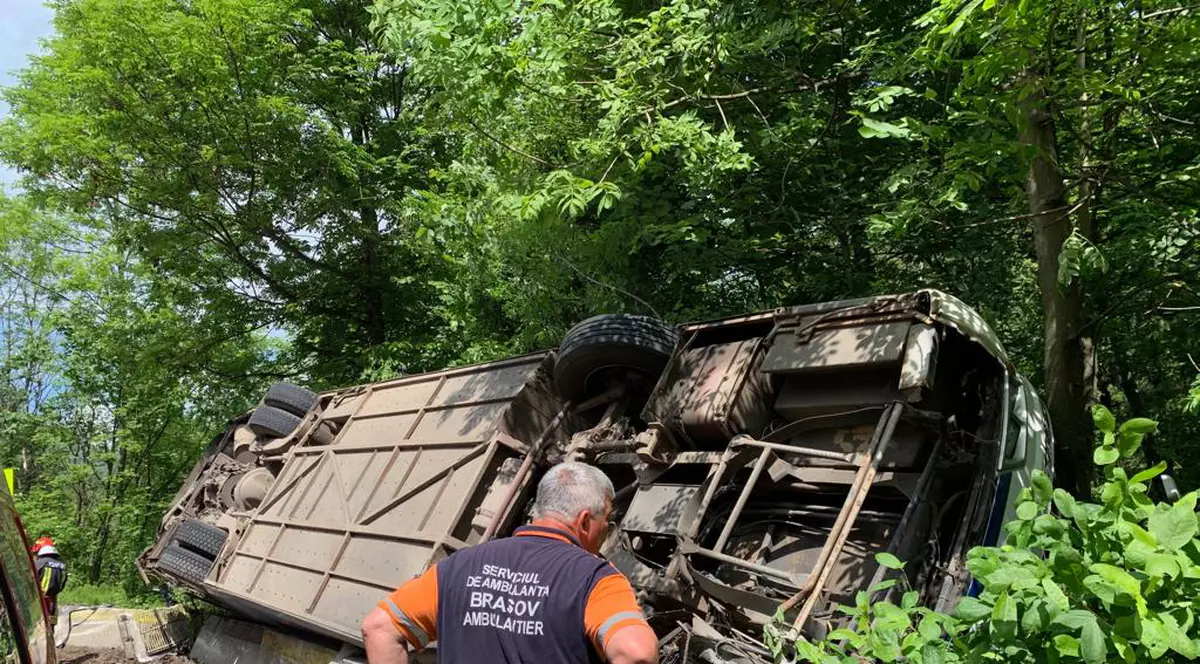Un autocar cu 29 de copii s-a răsturnat în apropiere de Râșnov. Pasagerii au scăpat cu răni ușoare