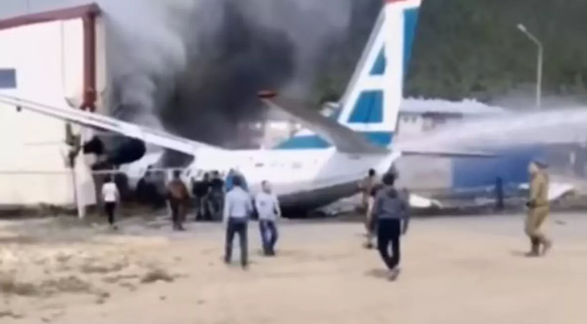 Doi morţi şi 7 răniţi după ce un avion de pasageri a efectuat o aterizare de urgenţă