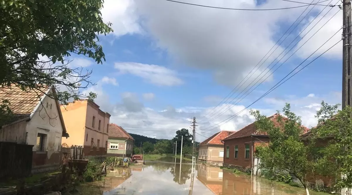 O viitură a inundat 20 de gospodării într-o comună arădeană