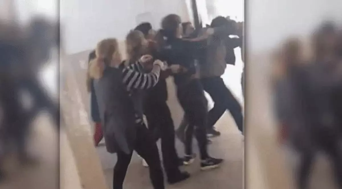 Mai multe mămici l-au luat la bătaie pe un profesor care le pipăia fetele | VIDEO