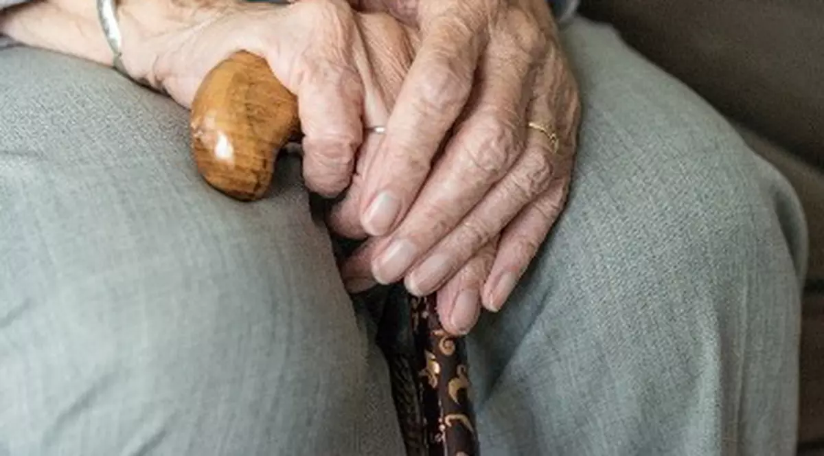 Două românce angajate la un azil din Italia l-au murdărit pe un bătrân de 94 de ani cu fecale pe față