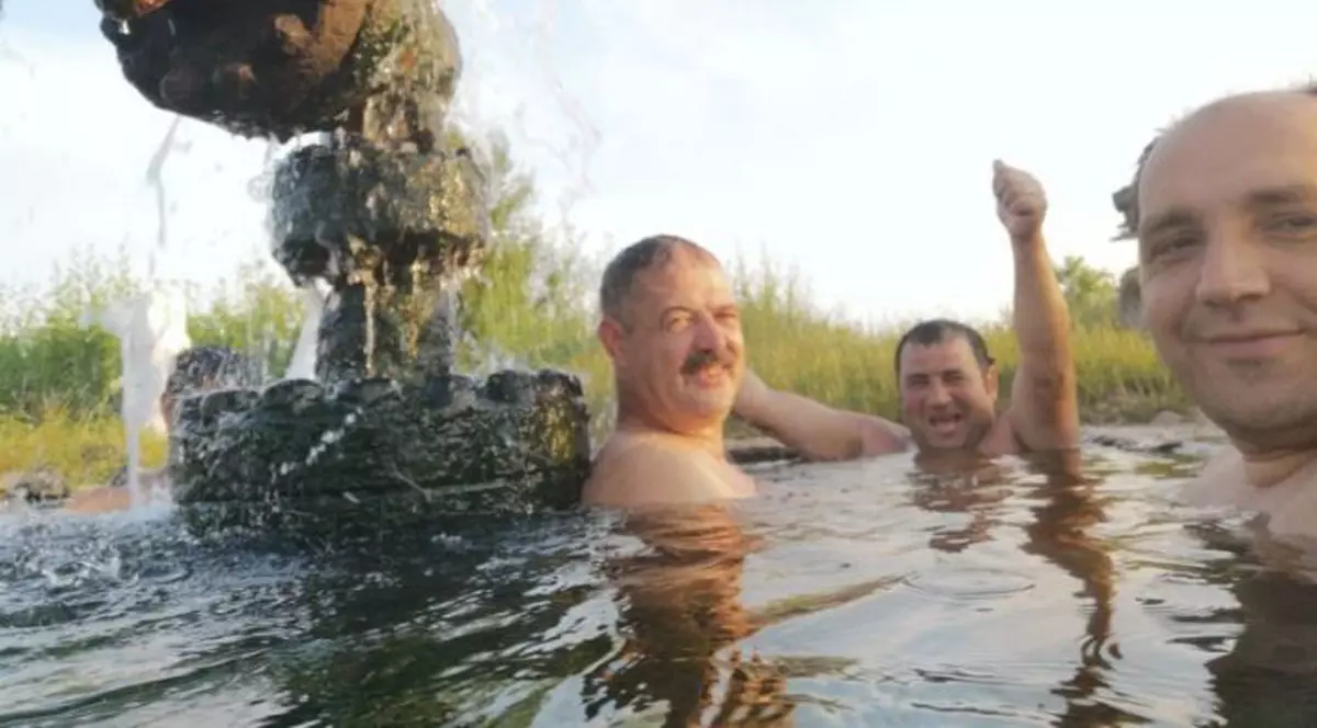 Bazin cu apă termală, improvizat într-un sat din Gorj