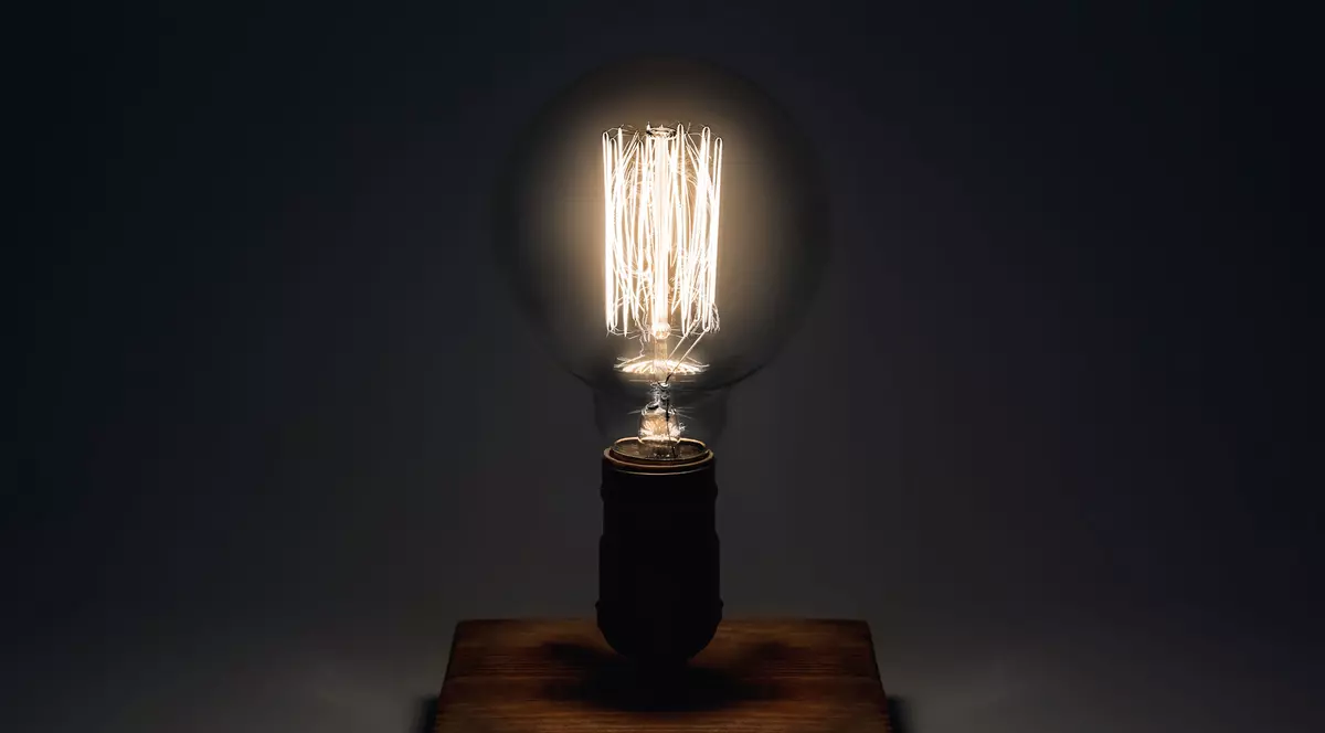 Decalajul României: Doi brașoveni au suflat în bec ca să îl stingă, la Vienna. Bec vechi, cu filament, din secolul al 19-lea