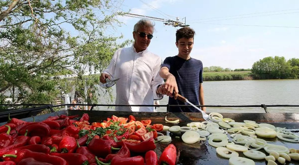 Dan Bittman dă sporturile nautice pe borșul pescăresc! Complexul său devine cel mai mare loc de picnic și de gătit în aer liber de lângă București