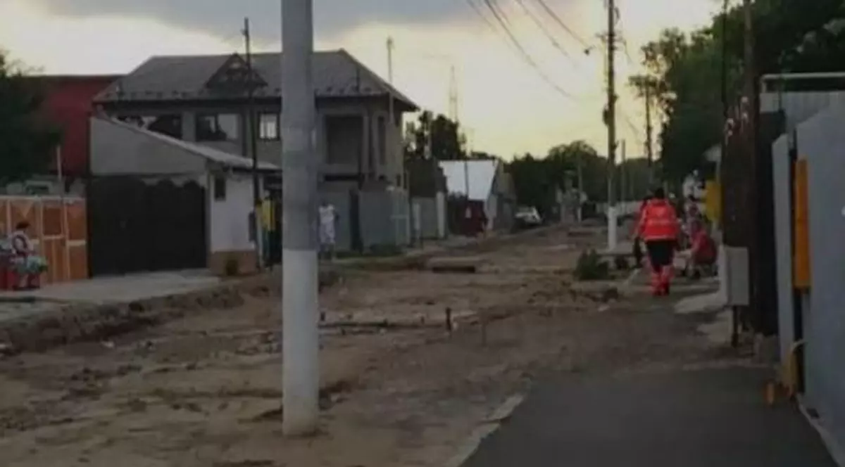 VIDEO | Un bolnav a fost cărat pe brațe, în Brăila, deoarece ambulanța nu a putut intra pe stradă din cauza noroiului