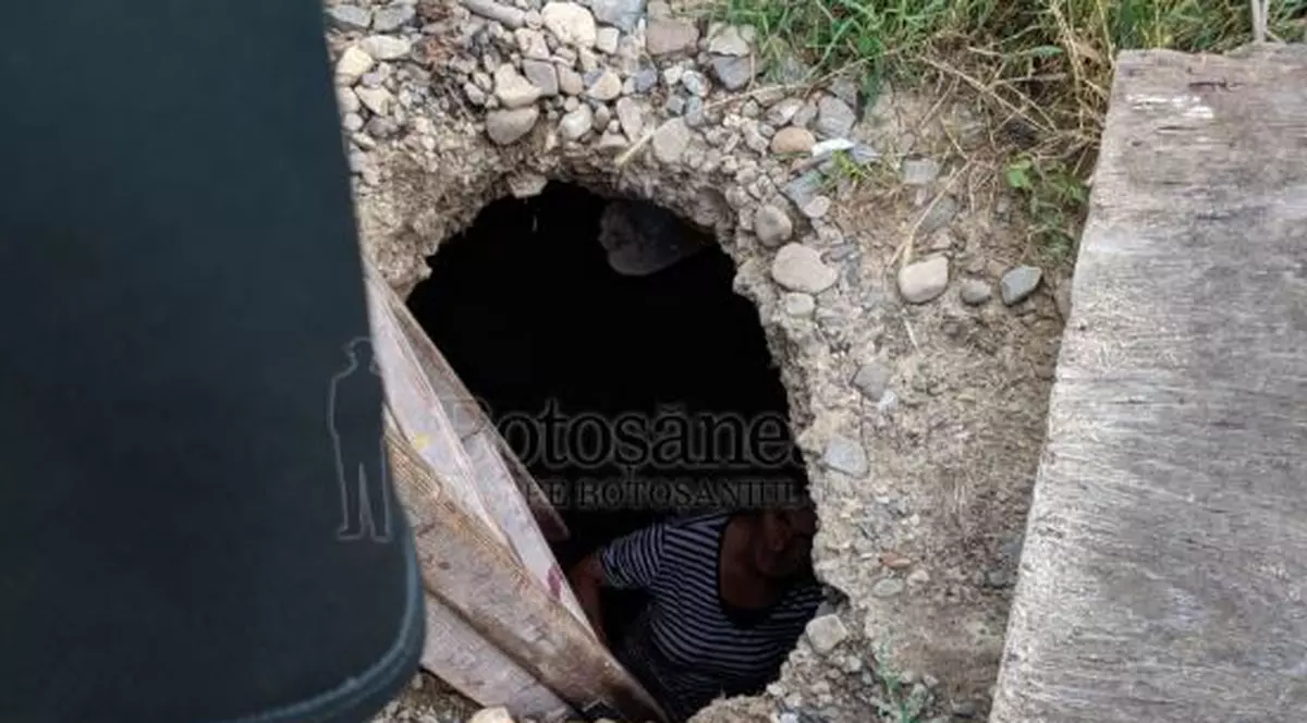 Incident șocant în Botoșani! O femeie a ajuns într-o groapă adâncă de trei metri, după ce s-a surpat drumul sub ea