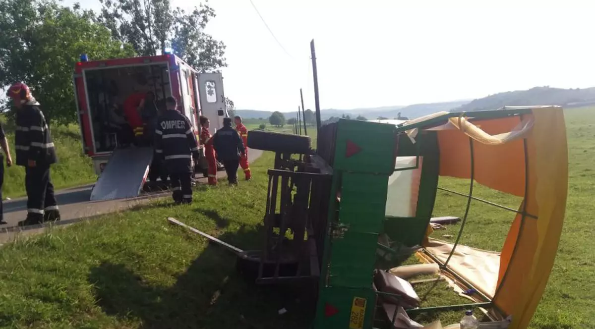 Nouă turiști străini s-au răsturnat cu căruța în județul Sibiu. Vizitiul era beat!
