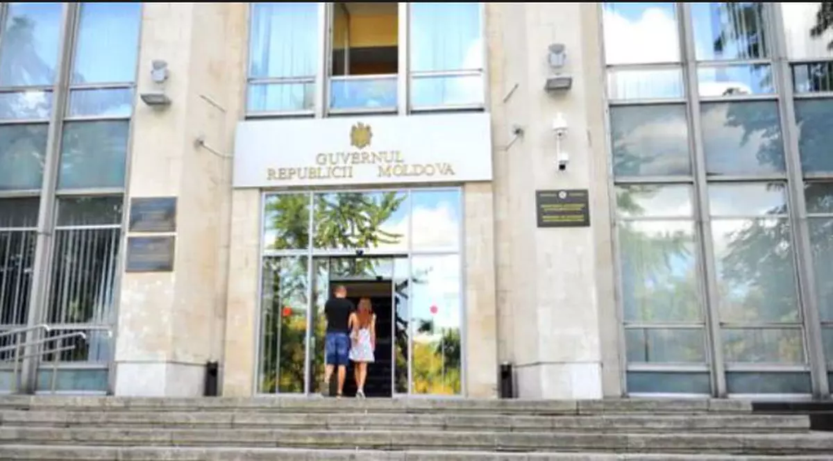 Proteste la Chișinău. Zeci de oameni au înoptat în fața mai multor instituții de Stat