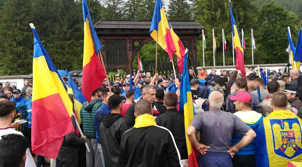 UPDATE / Scandal în Valea Uzului, de Ziua Eroilor. Un grup de români a forțat accesul în cimitir. UDMR cere demiterea lui Carmen Dan și a prefectului din Harghita