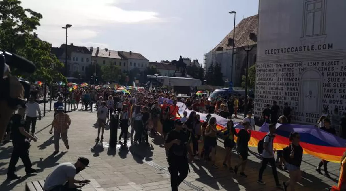Circa 3.000 de participanți la marșul Cluj Pride au cerut legalizarea parteneriatelor civile. Protest în paralel al Noii Drepte