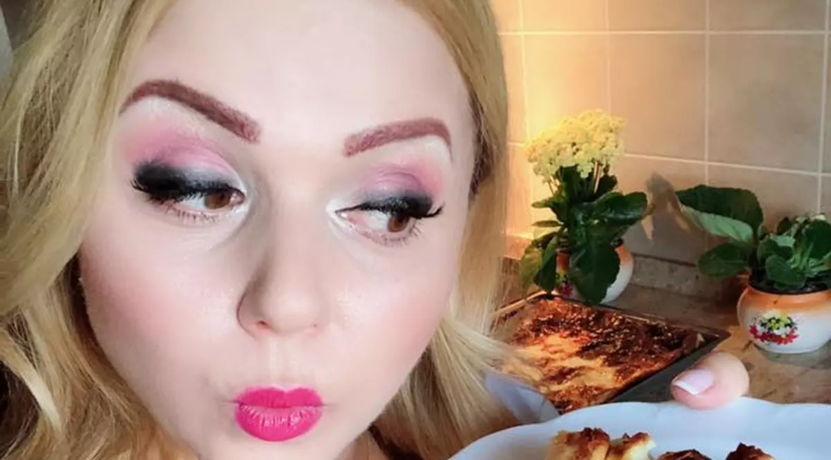 Interpreta de muzică populară Cornelia Rednic și-a făcut vlog culinar. Nu gătește tradițional, ci testează rețete sofisticate