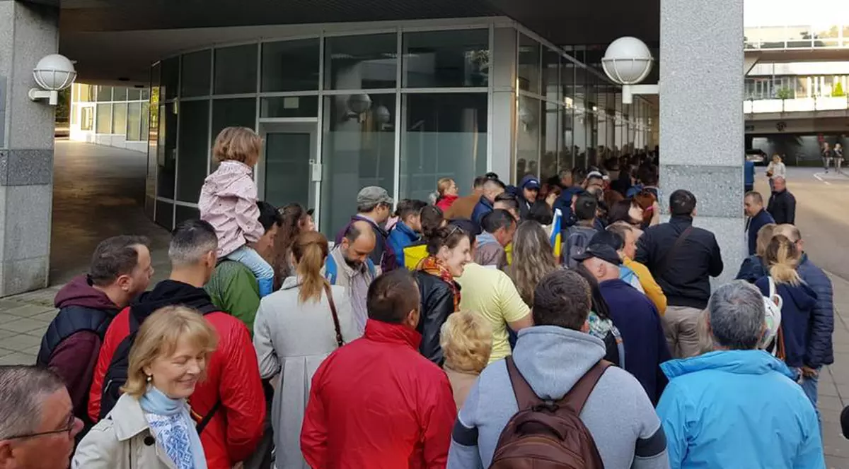 UPDATE | Comisia pentru alegeri în diaspora: Votul se va desfășura pe trei zile, iar cei aflați la coadă vor putea vota și după ora 21.00. Modificările la legislaţie intră săptămâna viitoare la vot în Parlament