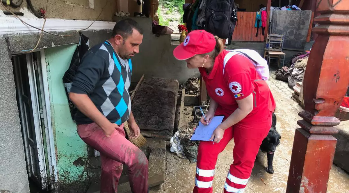 Crucea Roşie oferă ajutoare în judeţe afectate de inundaţi