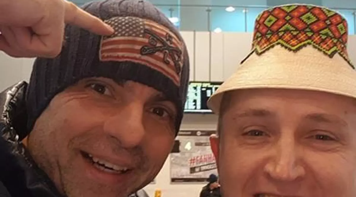 Adevărat moroșan! Lui Lupu Rednic nu-i lipsește clopul de pe cap oriunde se duce în lume