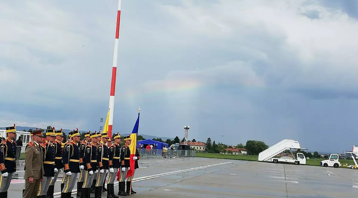 FOTO/ Curcubeu pe cerul Sibiului, în momentul plecării Papei Francisc din România