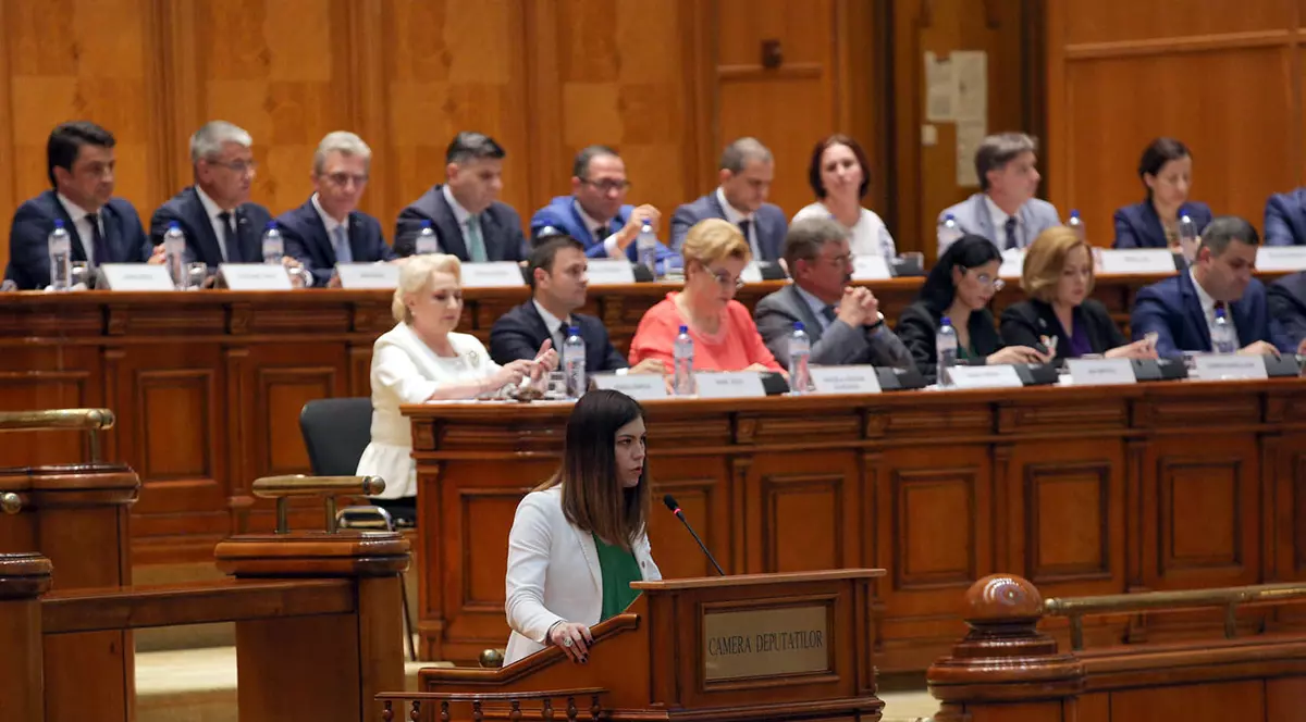 Moţiunea de cenzură are titlul: "Ca să reconstruim România, Guvernul Dăncilă trebuie demis de urgenţă!". Opoziţia promite un Executiv suplu de 15 ministere