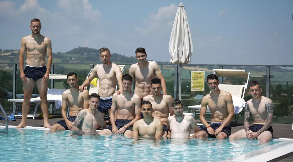 Titularii la piscină, rezervele la antrenament