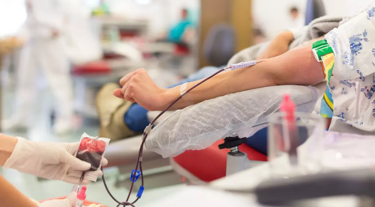 Donare sânge - 14 Iunie, Ziua Mondială a Donatorului de sânge - bărbat care donează sânge în spital