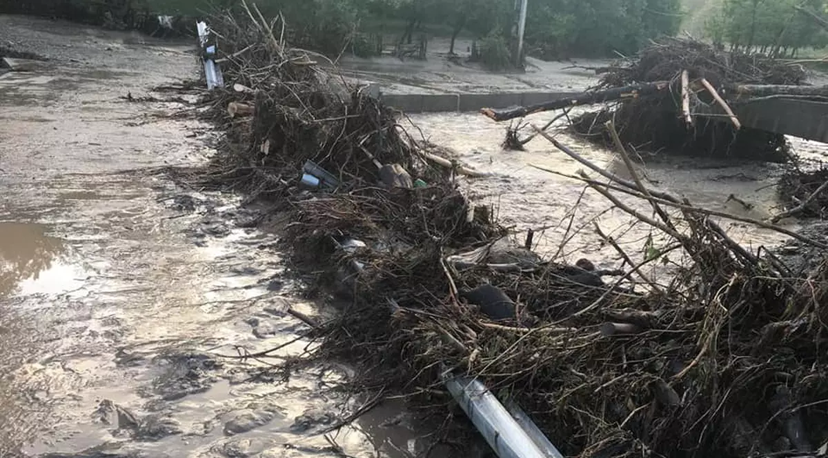 Drum județean, rupt de viitură în localitatea Aluniș din Prahova