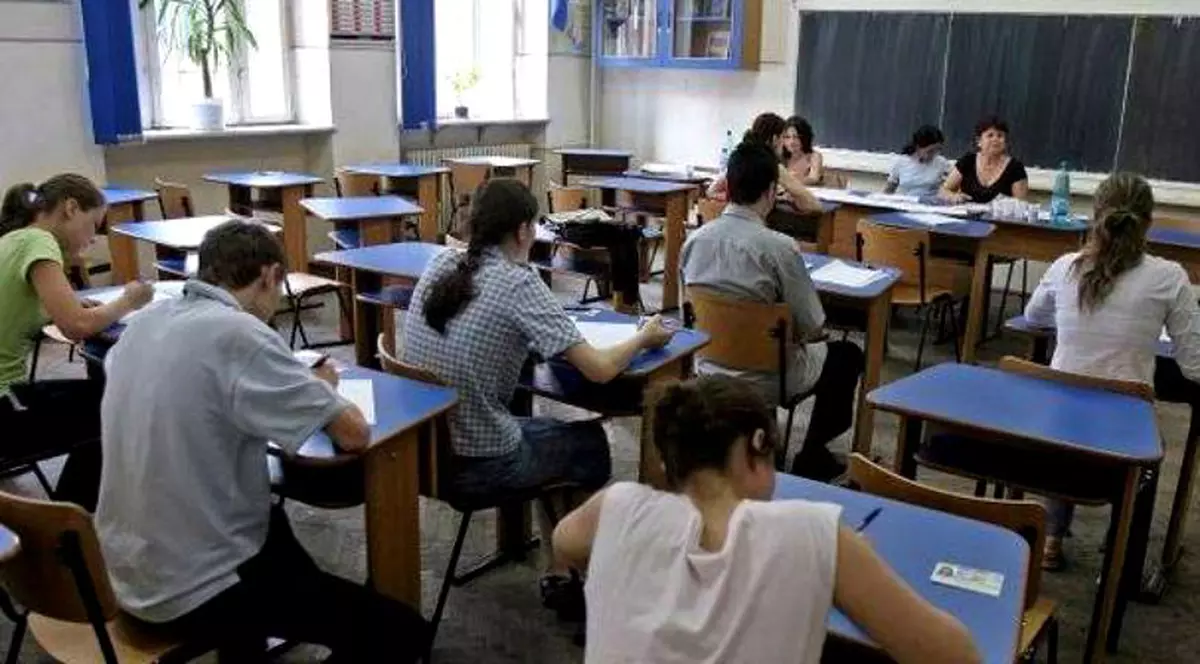 Elevi în timpul unui examen
