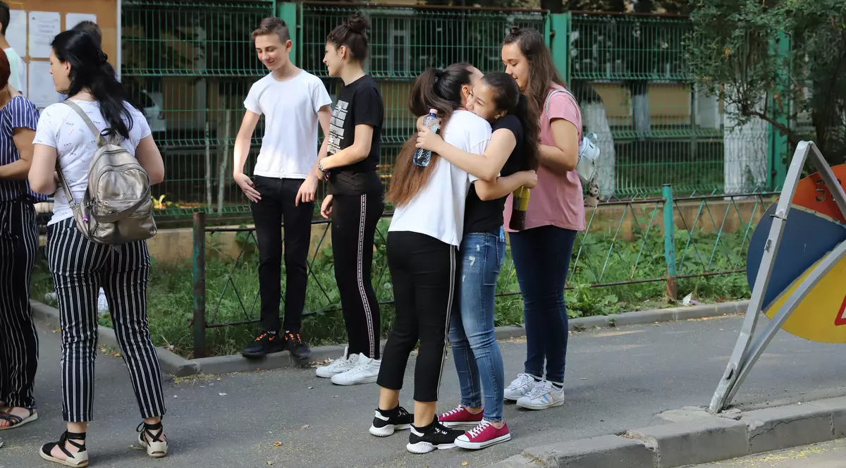 Elevii se îmbrățișează înainte de examen