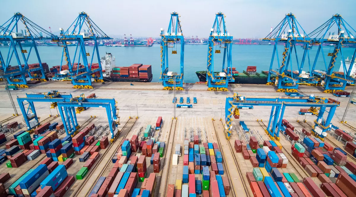 INS: Deficitul comercial al României a ajuns la 5 miliarde de euro. Containere de marfă într-un port