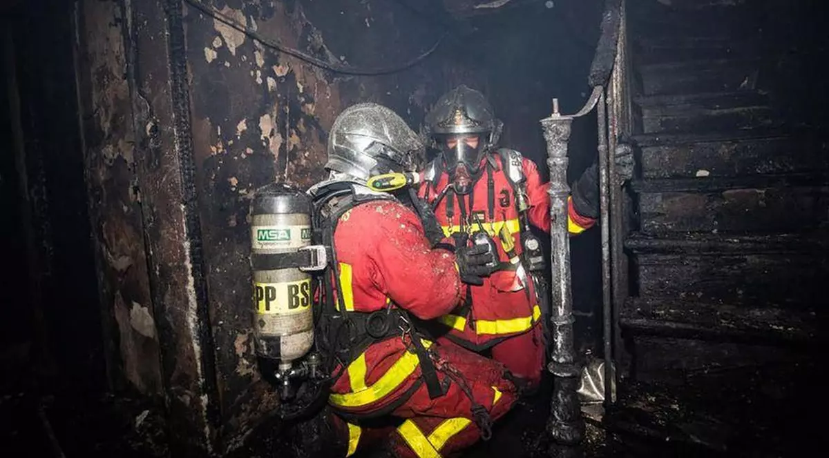 Trei persoane au murit într-un incendiu la Paris