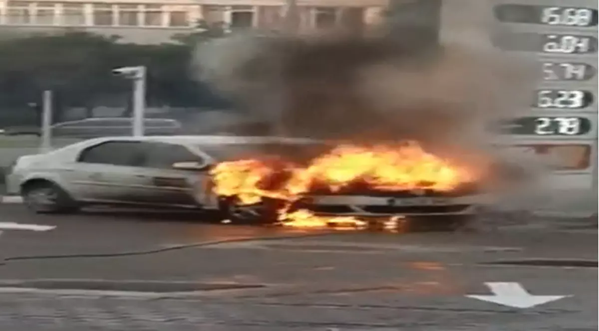 Un taxi a luat foc într-o benzinărie!