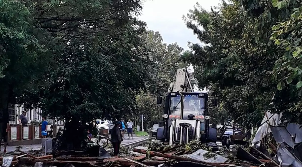 Acoperișurile unor blocuri din Pogoanele au fost luate de vânt