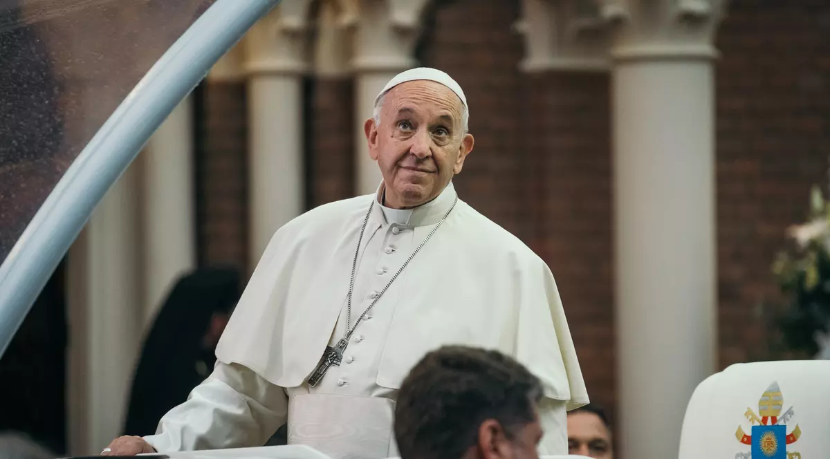 Papa Francisc vorbește în Piața San Pietro despre vizita din România