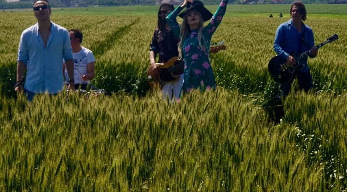 Direcția 5 a închiriat un lan de grâu pentru noul videoclip. Trupa a plătit spicele culcate la pământ!