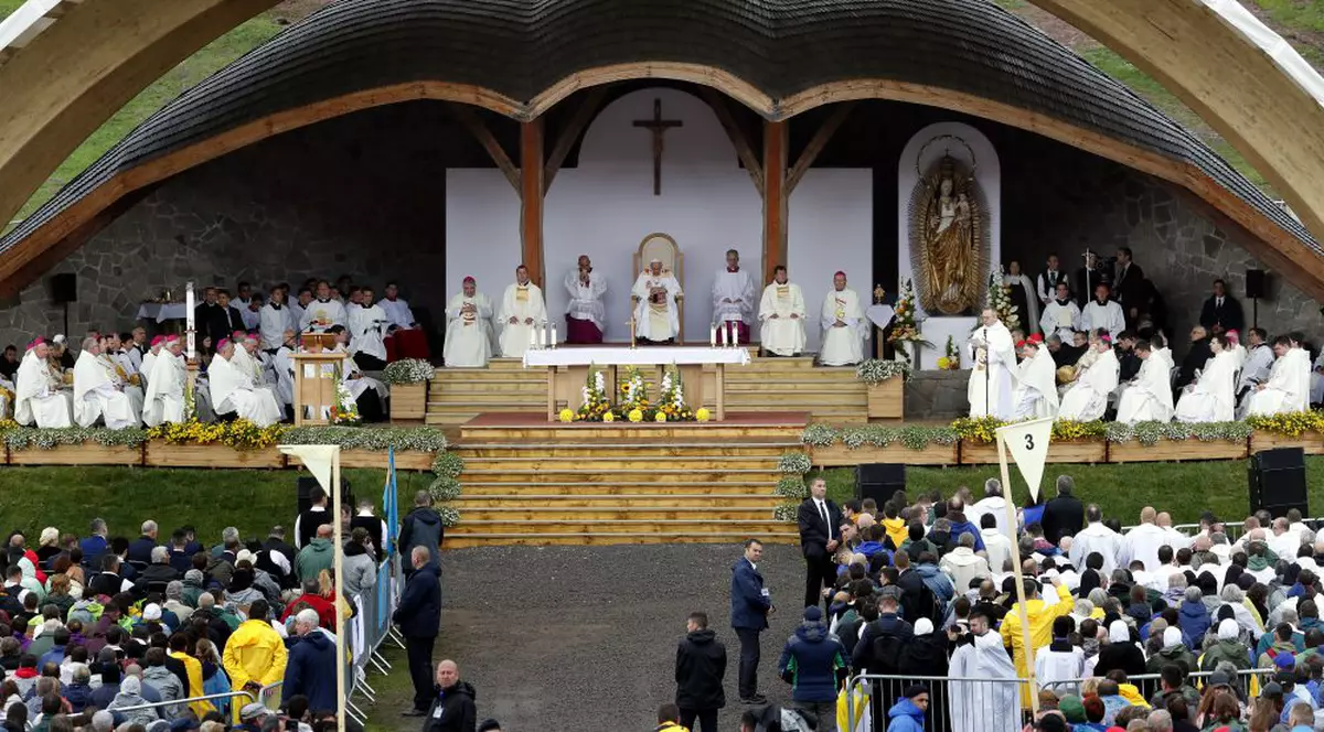 Papa Francisc a oferit Trandafirul de aur Sanctuarului Fecioarei Maria de la Şumuleu Ciuc