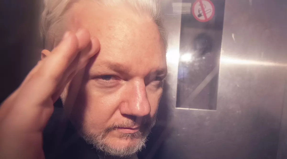 Julian Assange a devenit tată de două ori în secret