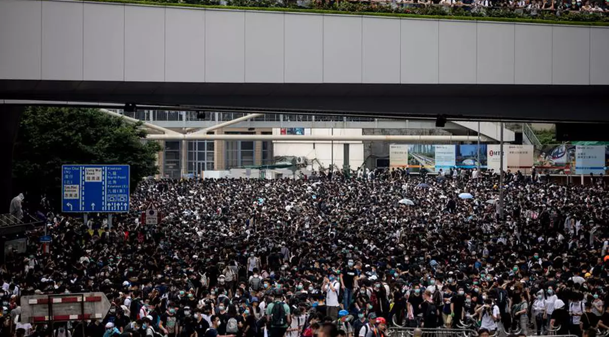 Protestele din Hong Kong au degenerat. 11 manifestanţi au fost arestaţi şi 22 de poliţişti sunt răniţi