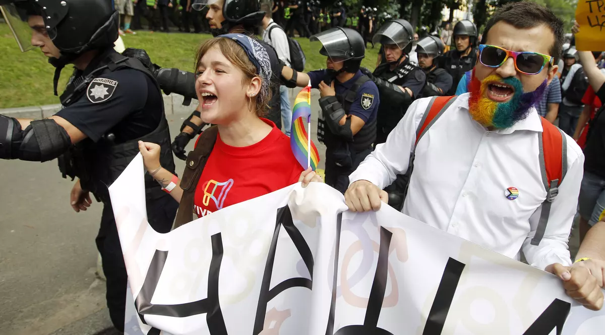 Parada gay din Ucraina s-a desfășurat fără incidente în ciuda prezenței unor militanți de extremă dreapta