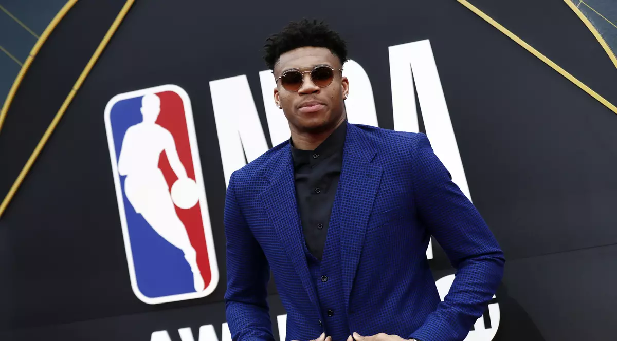 VIDEO / Giannis Antetokounmpo, MVP-ul sezonului 2018-2019 în NBA. Grecul a plâns ca un copil la ceremonie. Baschetbalistul cu origini africane are în spate o poveste de roman