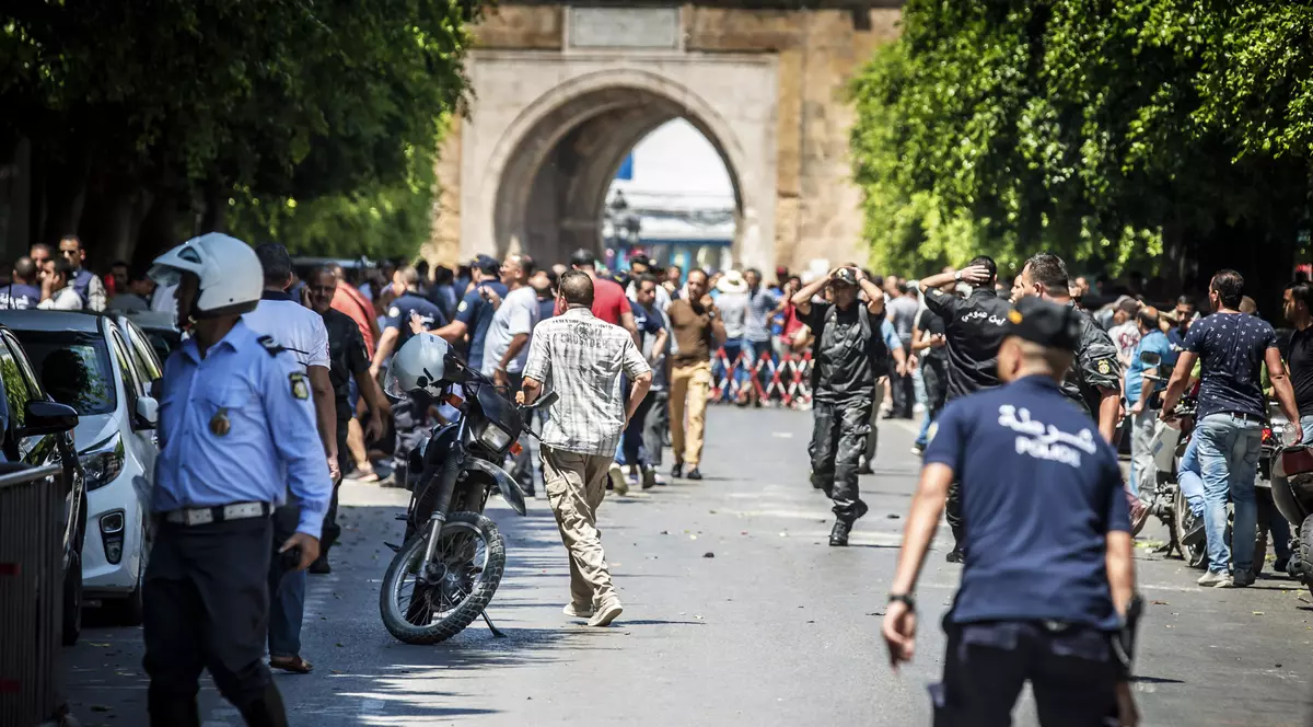 Atacuri sinucigașe în capitala Tunisiei. Un mort şi peste opt răniţi după ce doi kamikaze s-au aruncat în aer