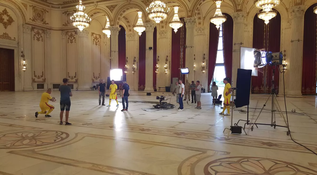 FOTO / VIDEO Parlamentarii s-au filmat în timp ce jucau fotbal pe holurile Casei Poporului