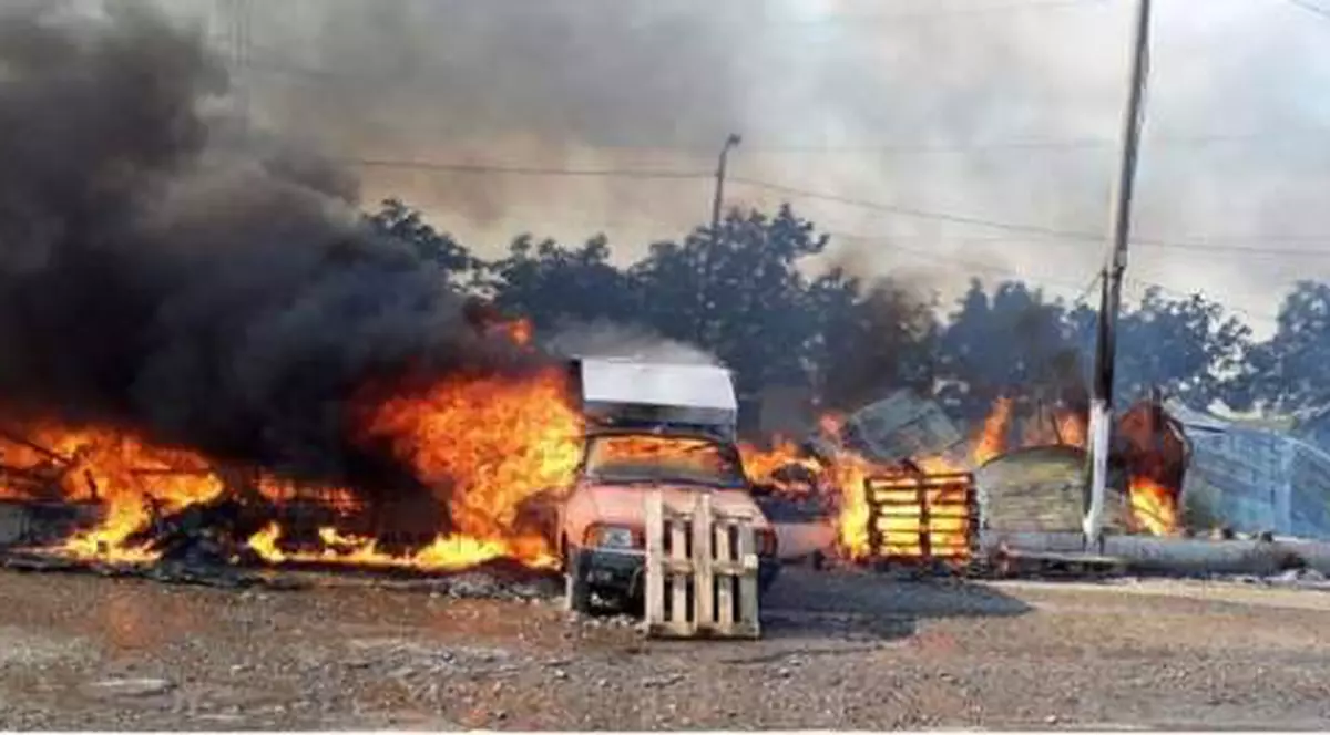 Un incendiu puternic a distrus târgul de legume şi fructe din Ovidiu, județul Constanța