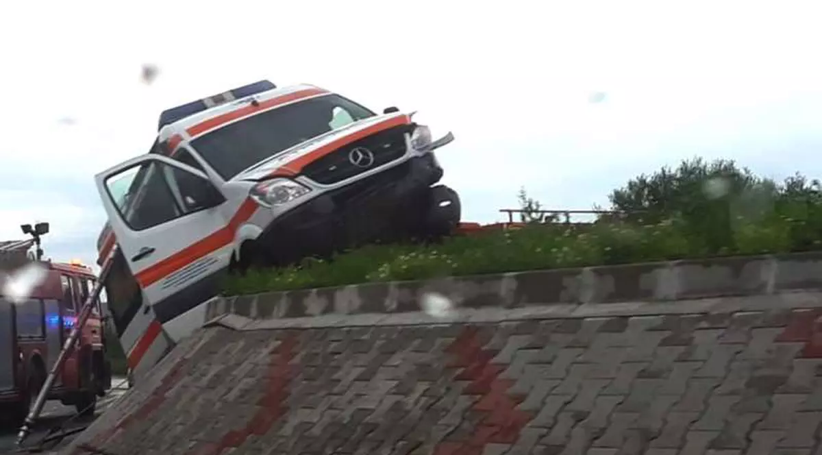 VIDEO/ O ambulanţă care transporta o pacientă la spital a fost implicată într-un accident, în judeţul Bihor