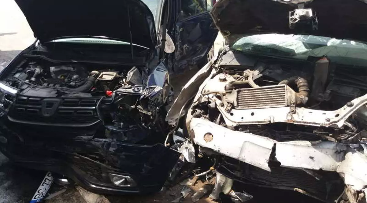Accident grav în Bacău. Şase persoane au fost rănite. Şoferul unuia dintre autoturisme a rămas încarcerat