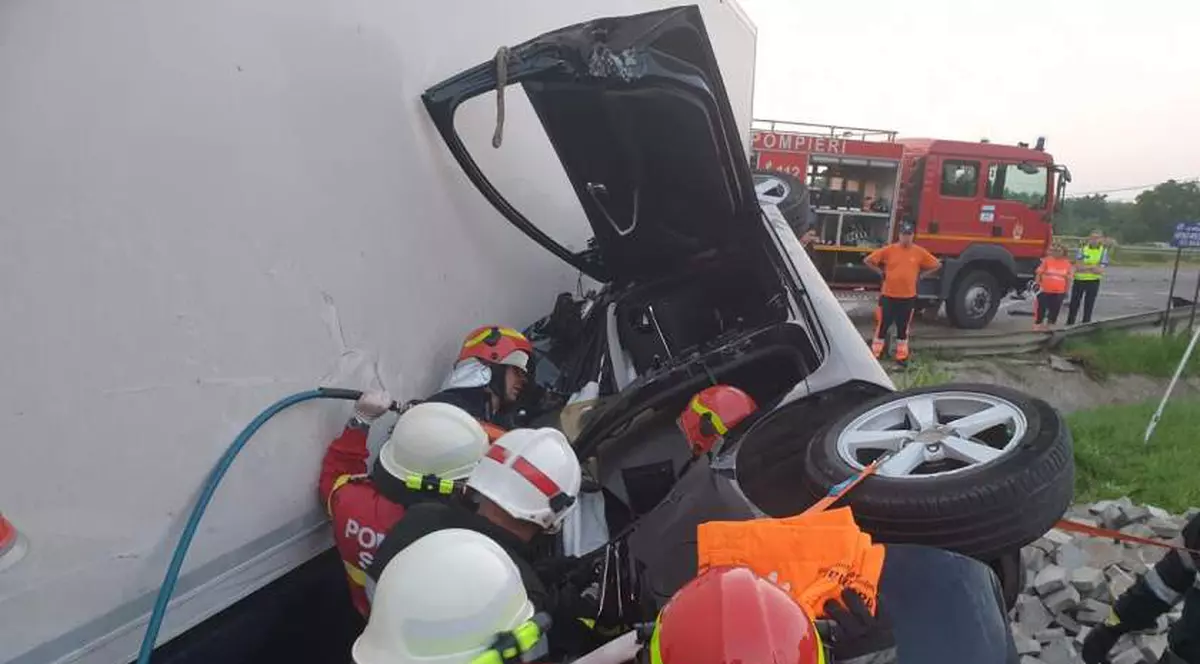 Un TIR a strivit o maşină într-un gard, apoi a intrat într-o casă, în Bacău. Un om a murit și alți doi au fost răniți