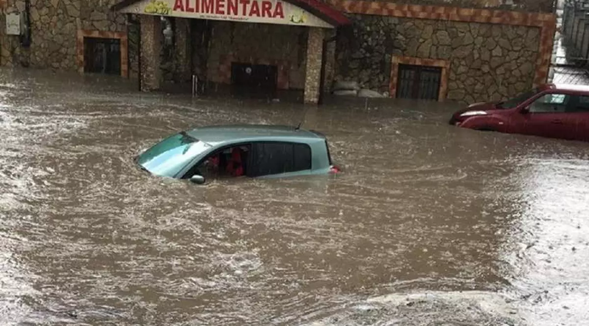 Dezastru după o ploaie torenţială cu grindină, în Republica Moldova. Maşini sub apă, case şi drumuri distruse