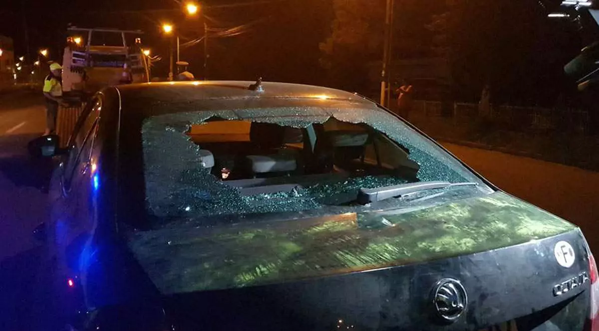 Maşină ciuruită de poliţişti după o urmărire de 150 de km. Șoferul a forţat frontiera la intrarea în ţară, pe la Vama Nădlac