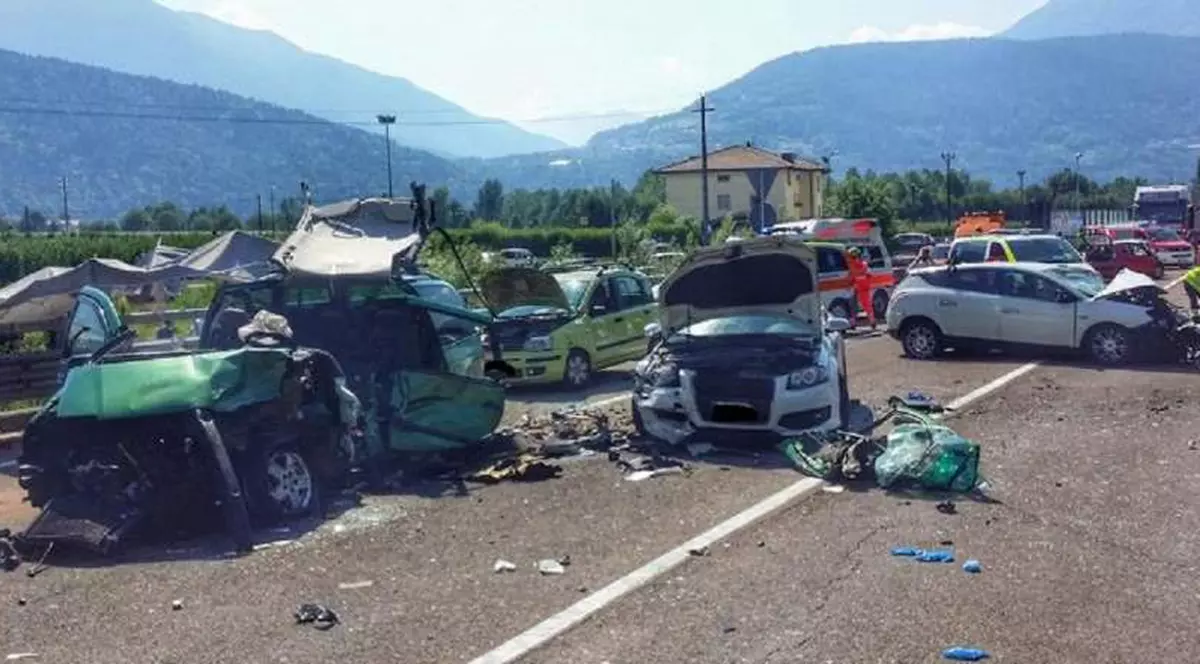 Accident grav cu 6 maşini şi 12 victime, provocat de o depăşire ratată a unui român, în Italia