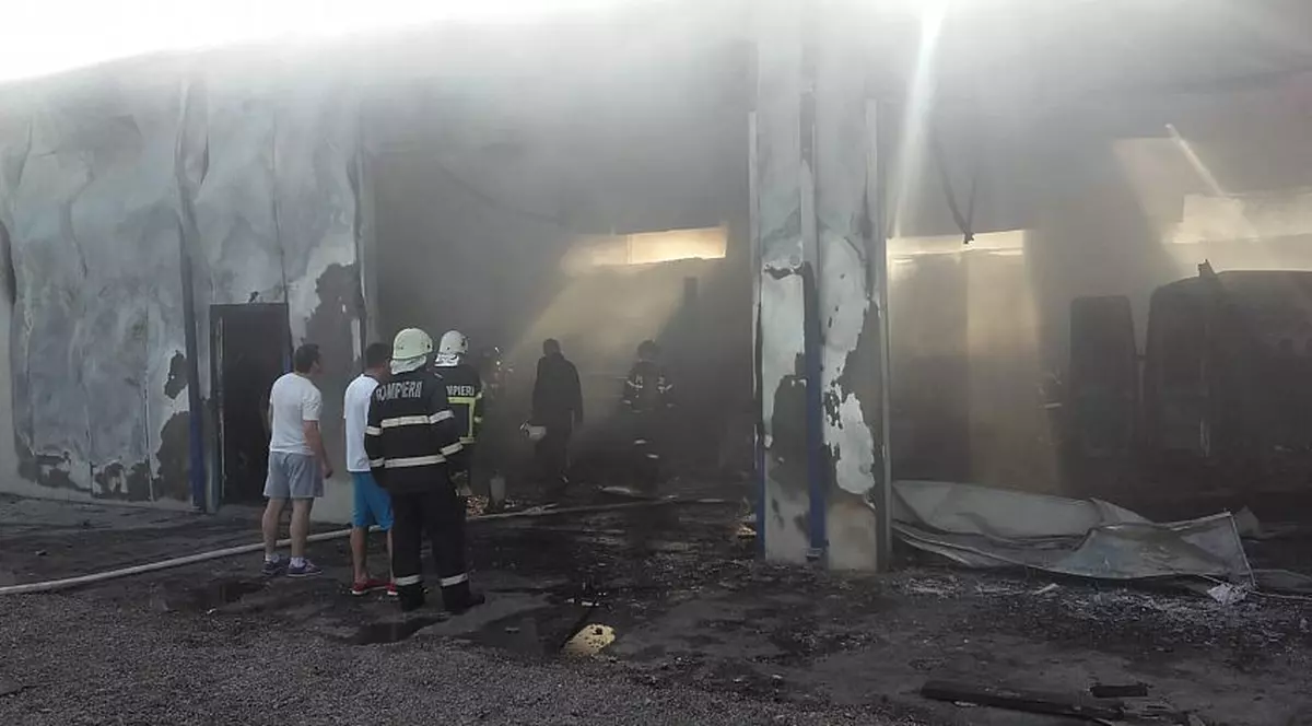 Incendiu la un service auto din Adjud