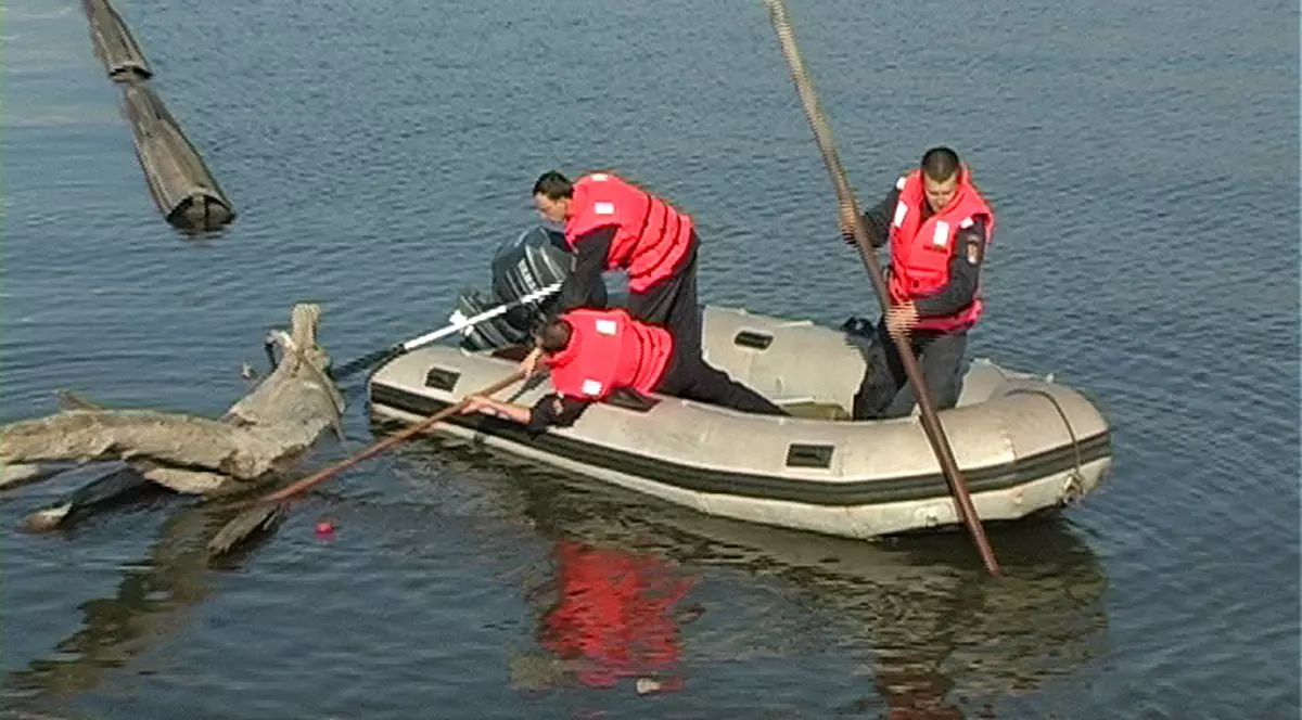 Un copil rămas pe o insulă de pe râul Slănic a fost salvat de pompieri
