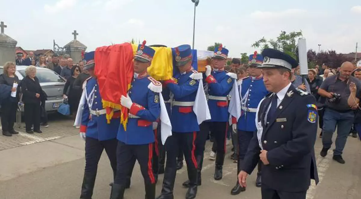 Polițistul Cristian Amariei, omorât în misiune, a fost înmormântat la Recaș.